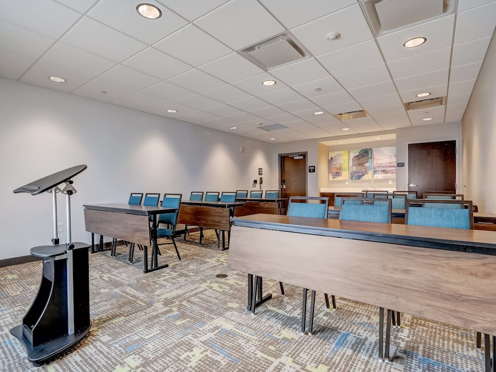 Hampton Inn and Suites by Hilton Cincinnati Midtown Rookwood - photo 78