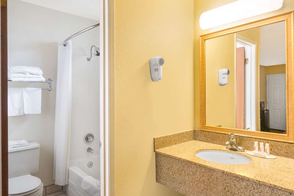 Super 8 by Wyndham Corning - photo 8