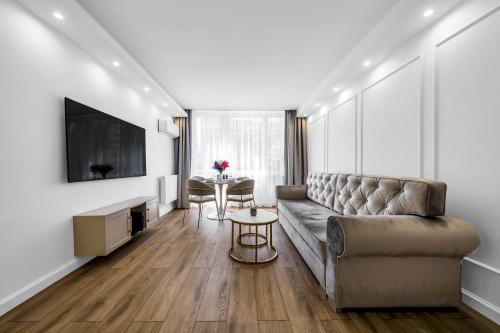 Warsaw Centrum Apartment Workspace Balcony by Rentujemy — 4-Star Luxury Hotel in Warsaw, Poland