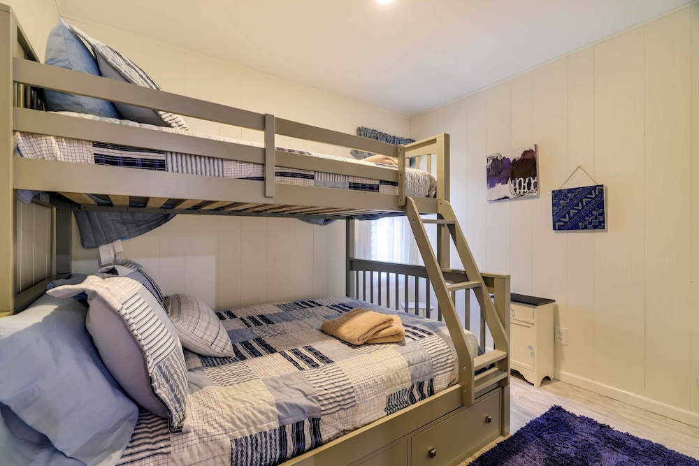 Dock and Fire Pit Lakefront Poconos Retreat — 4-Star Luxury Hotel in Mount Pocono, United States