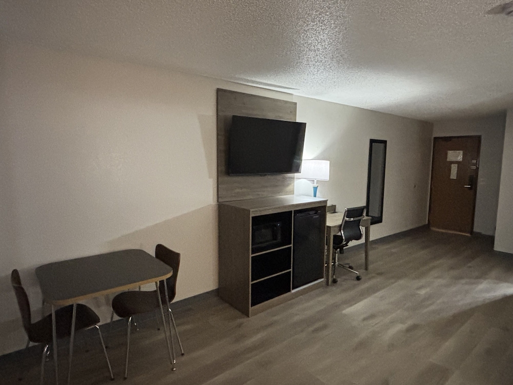 Super 8 by Wyndham Hammond North - photo 27