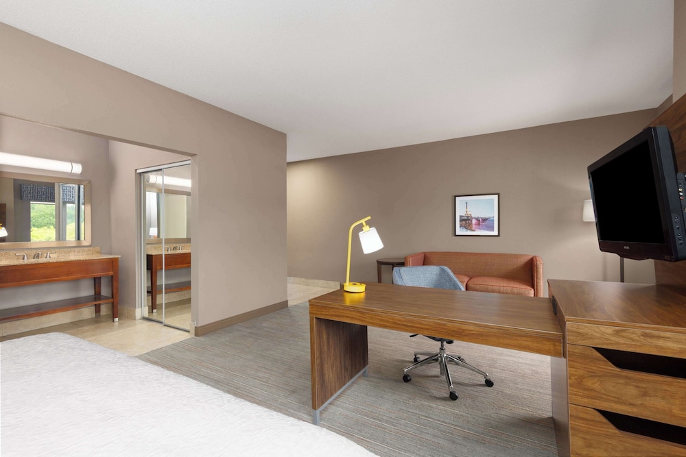 Hampton Inn & Suites Harrisburg North - photo 26