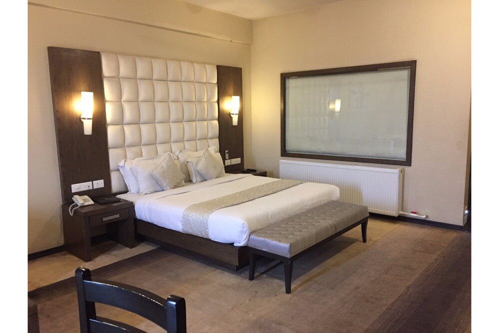 Capital O 9508 Hotel Pine Spring - last minute hotel in Srinagar