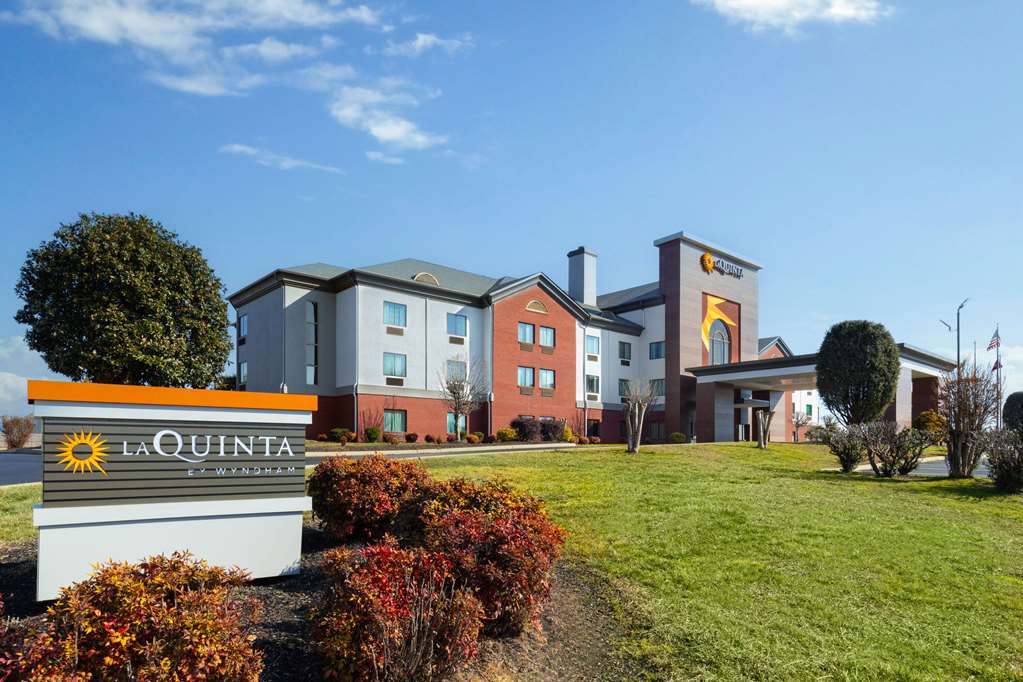 La Quinta Inn & Suites by Wyndham Loudon - photo 4