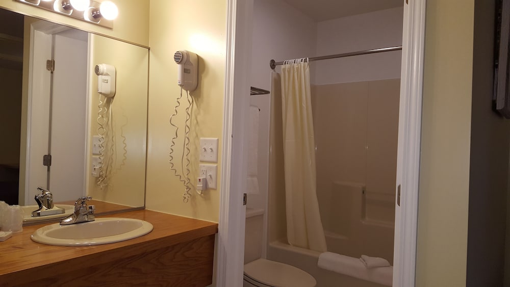Captain's Quarters Motel - photo 29