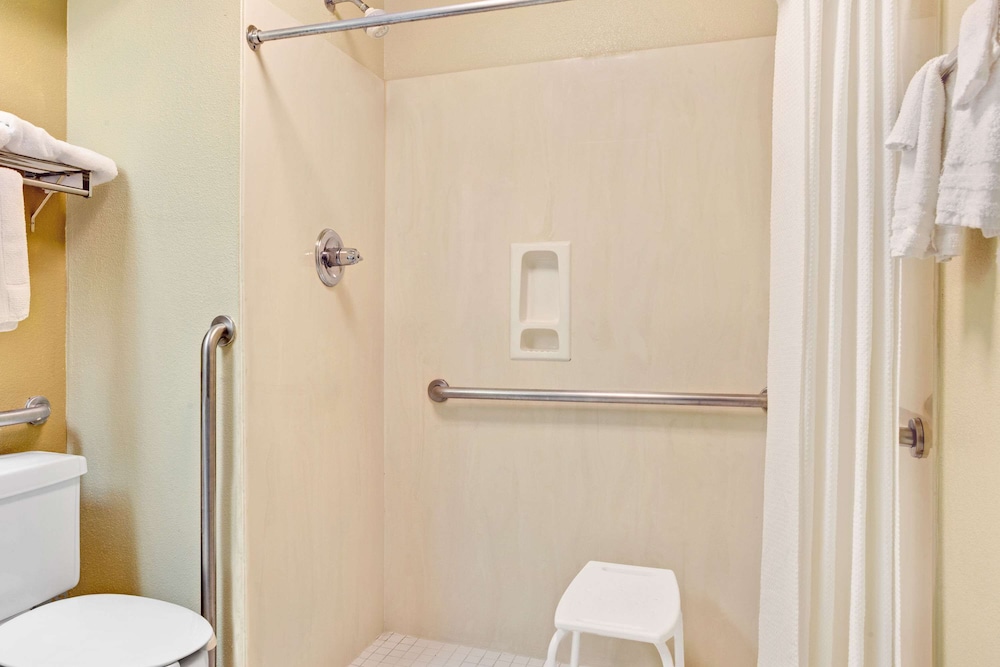 Days Inn & Suites by Wyndham Stockbridge South Atlanta - photo 11