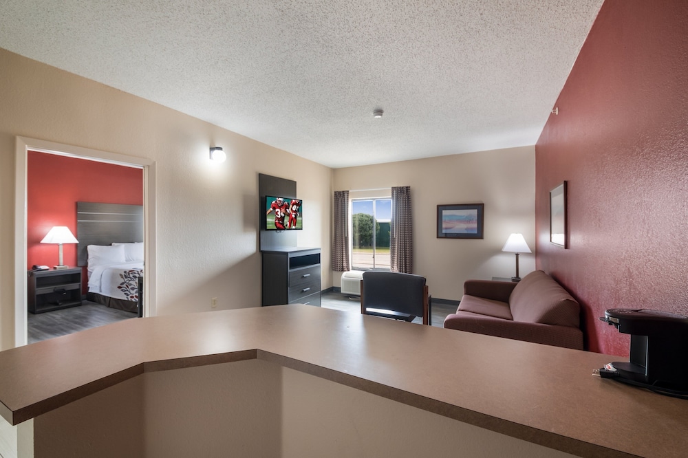 Red Roof Inn & Suites Austin East Manor - photo 9
