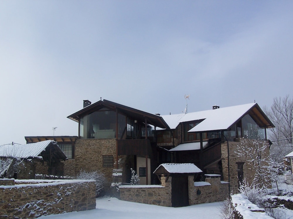 Alojamiento Luz de Hadas — 4-Star Luxury Hotel in Robleda-Cervantes, Spain