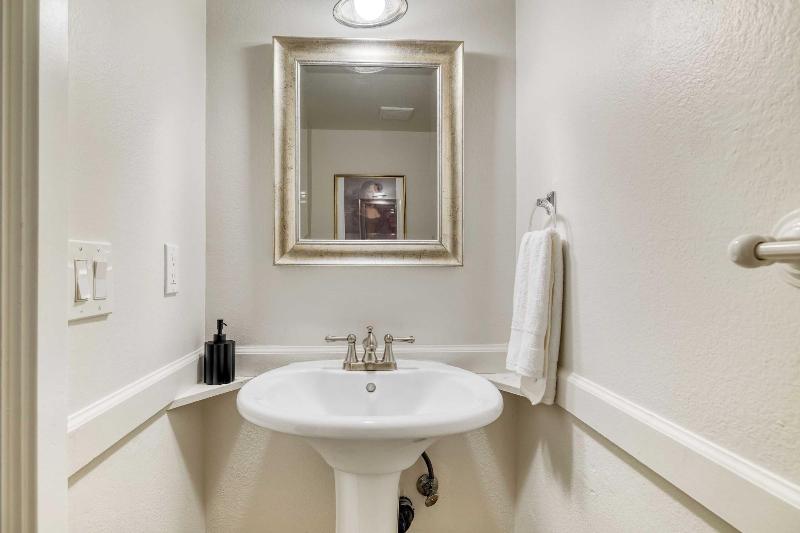 Old Town Treasure By Avantstay Central Location - photo 23