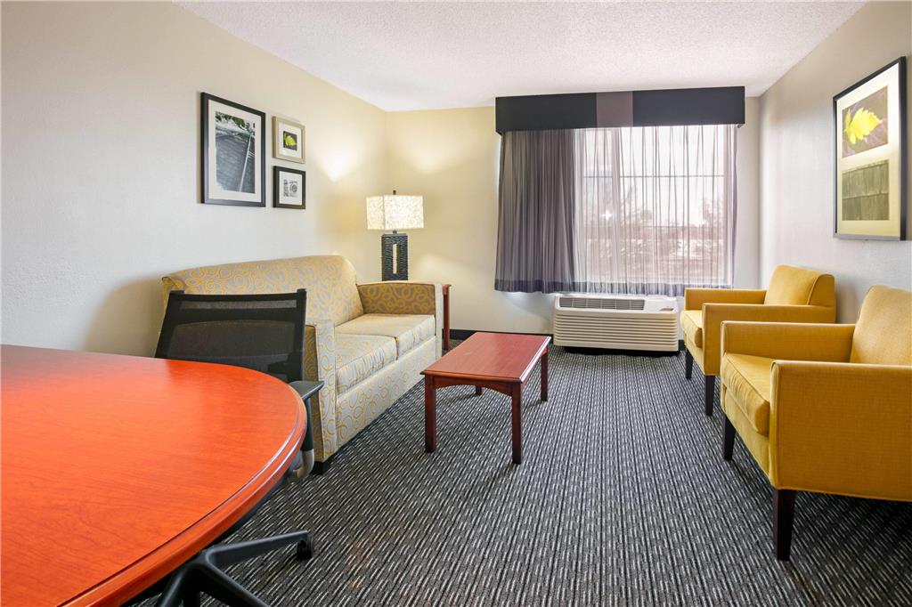 La Quinta Inn & Suites by Wyndham DFW Airport South Irving - photo 24