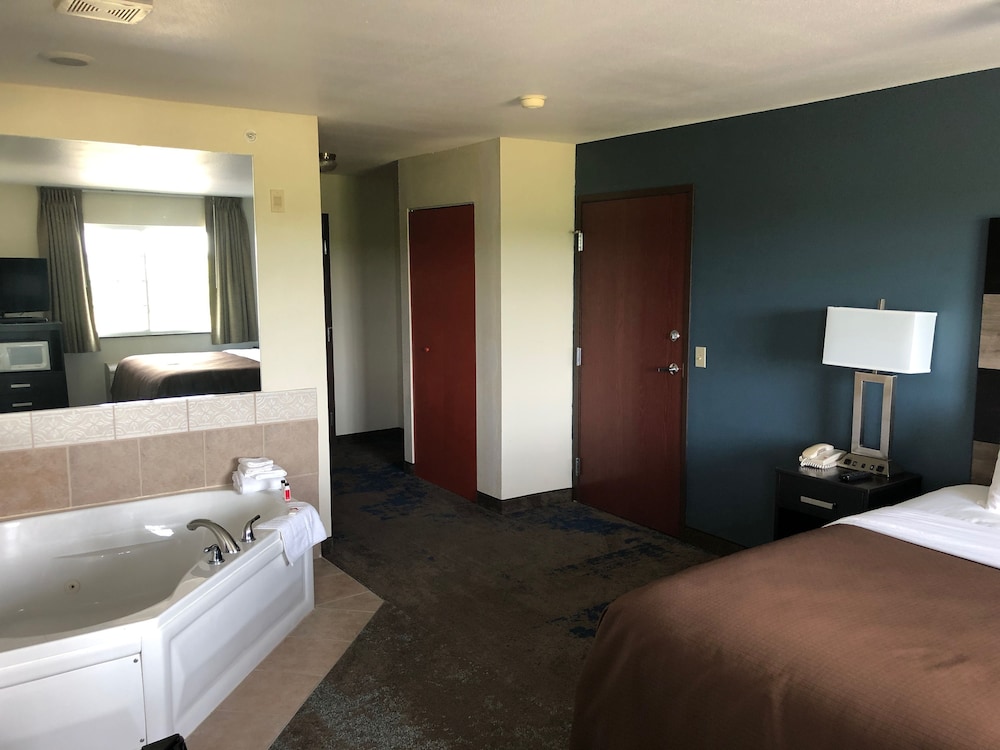 AmericInn by Wyndham Maquoketa - photo 9