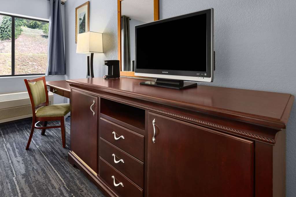 Days Inn by Wyndham Iron Mountain - photo 21