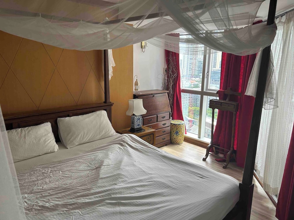 Luxury 1BR 300m BTS PhromPhong Empo EmQ EmSphere Rooftop Pool Gym Fast 500mbps wifi — 4-Star Luxury Hotel in Bangkok, Thailand