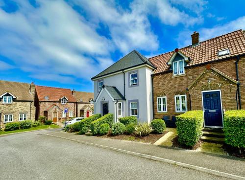 Jolly Roger Cottage Part of the The Bay Filey Holiday Village with pool gym and direct beach access pub restaurant tennis and meadows walks — 4-Star Luxury Hotel in Filey, United Kingdom