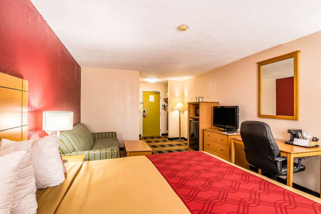 Econo Lodge Topeka at Wanamaker - photo 13