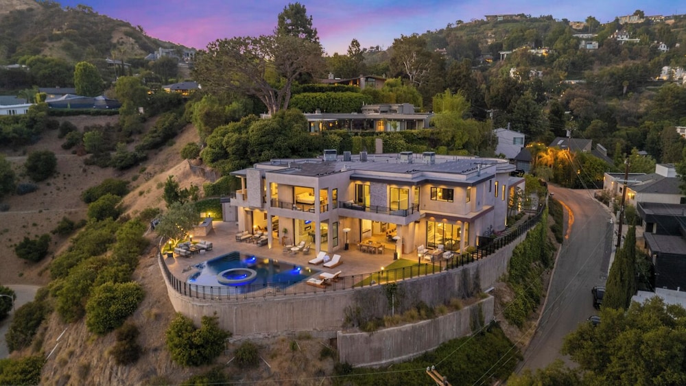 Zorada Private Hollywood Hills Luxury With Endless Amenities and City Views — 5-Star Luxury Hotel in Los Angeles, United States