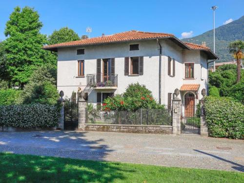 Villa Lago Foreground Lakefront Beach Bike&Boat& Scooter Lake Como — 4-Star Luxury Hotel in Colico Piano, Italy
