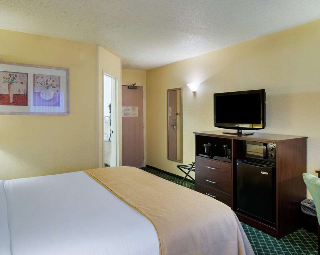 Quality Inn Newark Wilmington - photo 11
