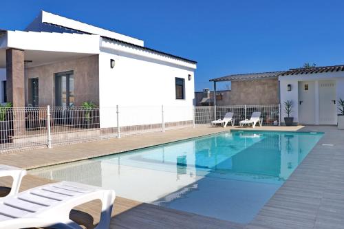 Chalet moderno con pisicina — 4-Star Luxury Hotel in Conil De La Frontera, Spain