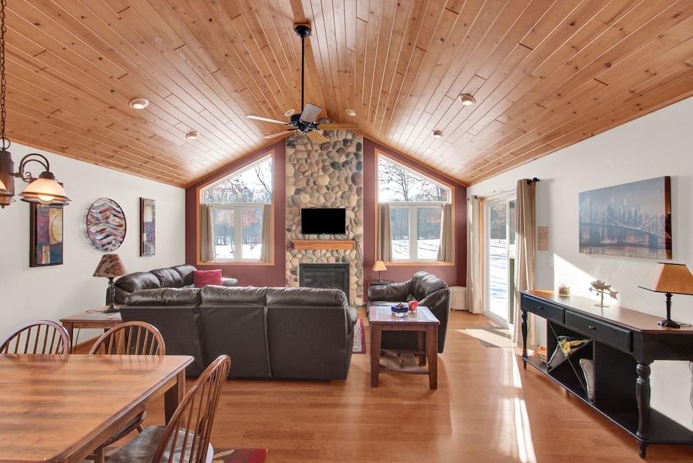 Lodges Of The Lakes — hotel in Nekoosa