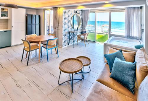 בית חוף מושלם עם גקוזי ומרפסת Beachside Bliss W Jacuzzi — 4-Star Luxury Hotel in Haifa, Israel