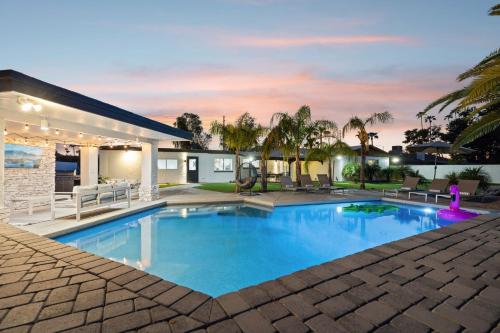 Cactus Jack Heated Pool Putting Green — Phoenix