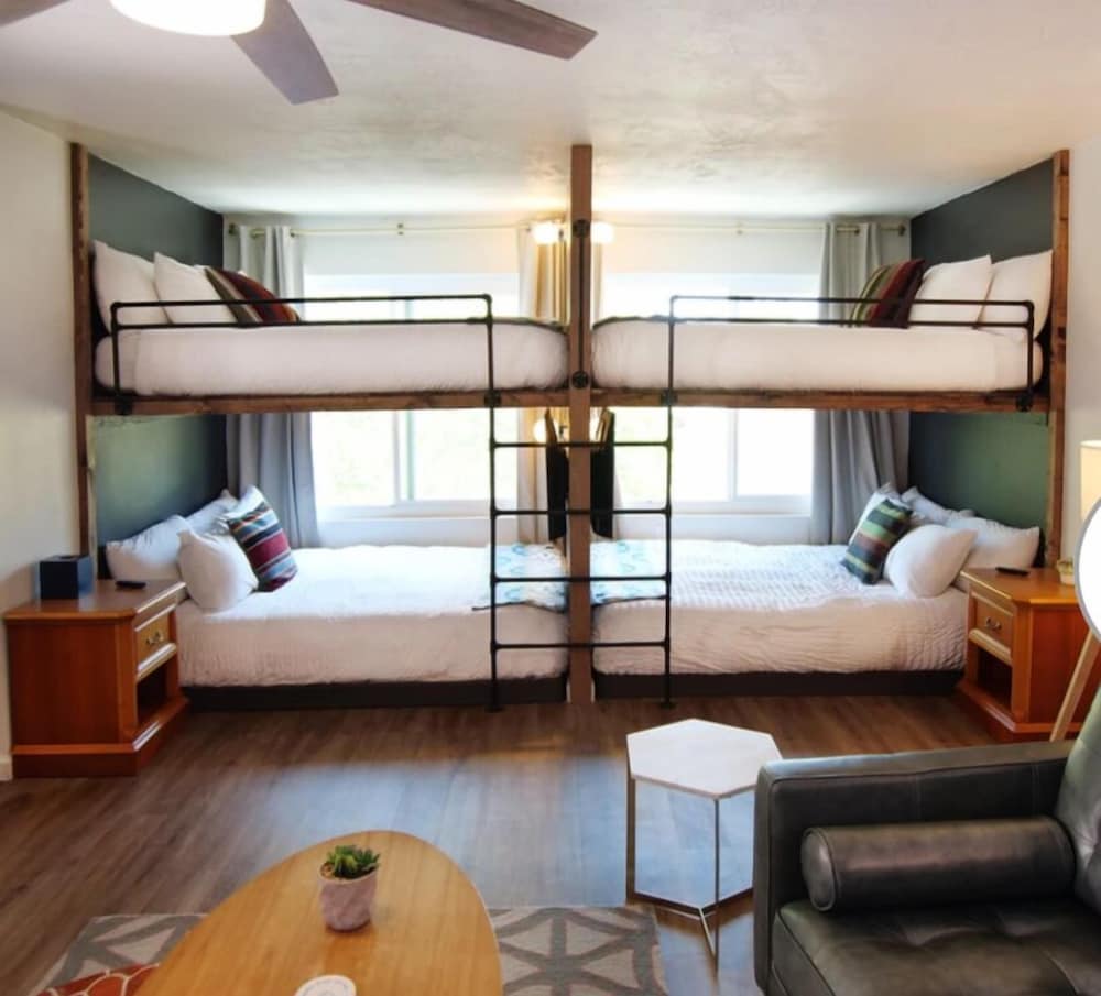 Sierra Blue Hotel & Swim Club - photo 20