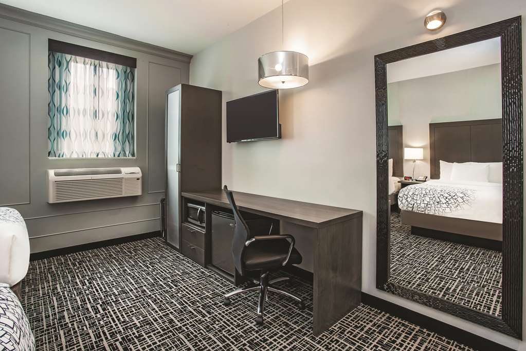 La Quinta Inn & Suites by Wyndham Baltimore Downtown - photo 16