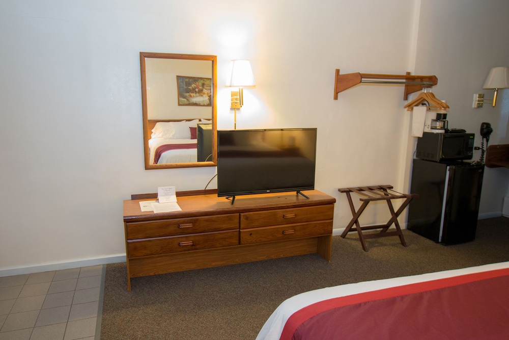 Chalet Motel Mequon - photo 9
