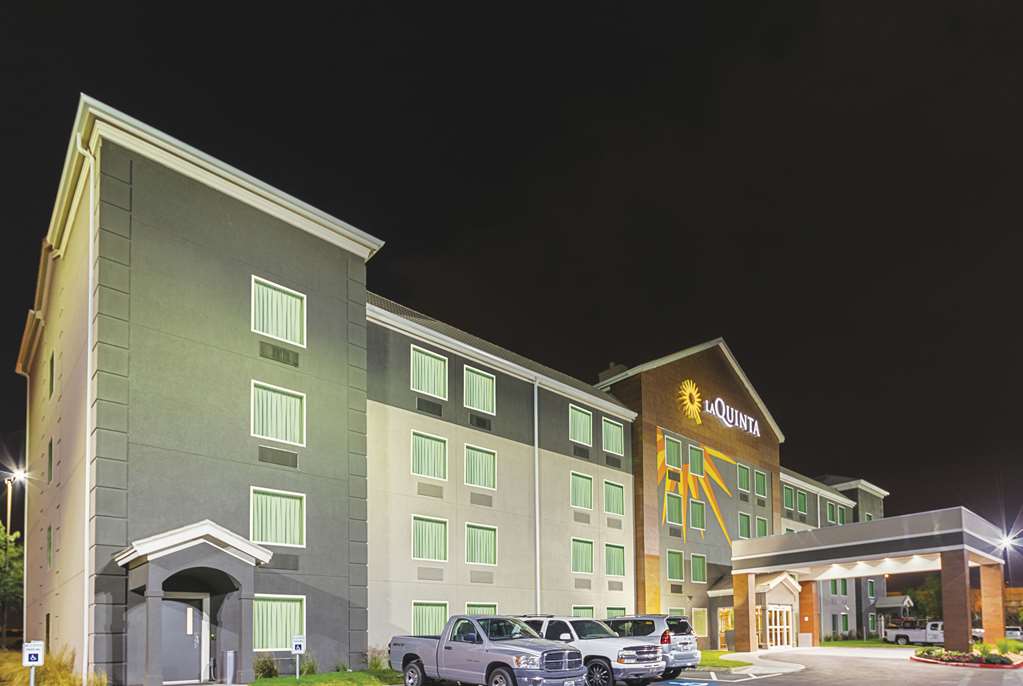 La Quinta Inn & Suites by Wyndham Austin Round Rock - photo 2