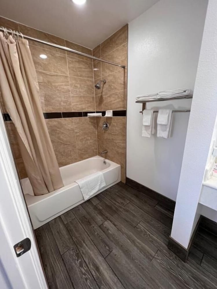 Town and Country Inn - photo 5