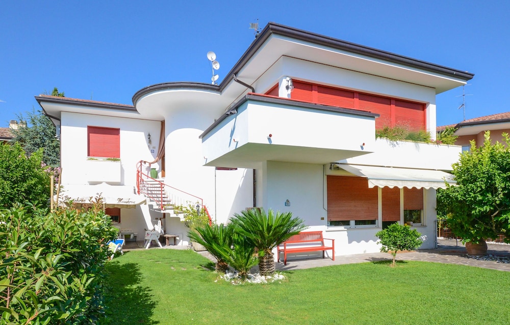 Villa Giulia Rooms & Bike — 4-Star Luxury Hotel in Toscolano Maderno, Italy
