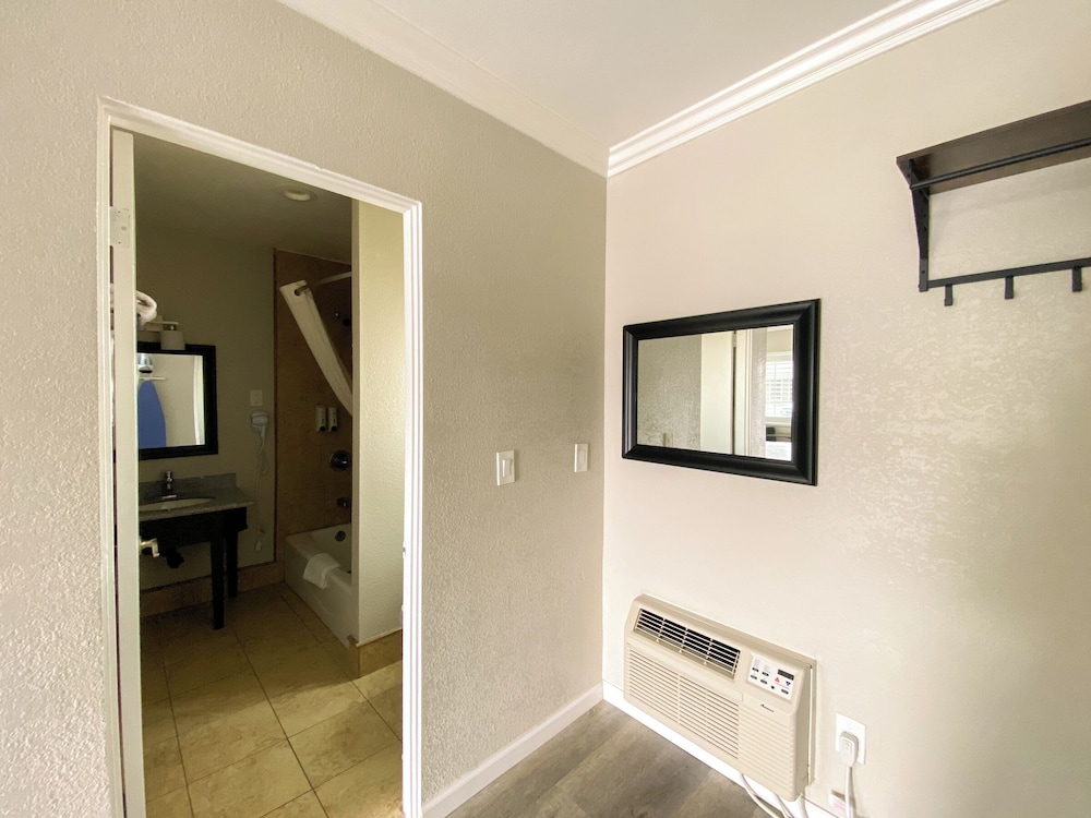 Rockview Inn and Suites - photo 13
