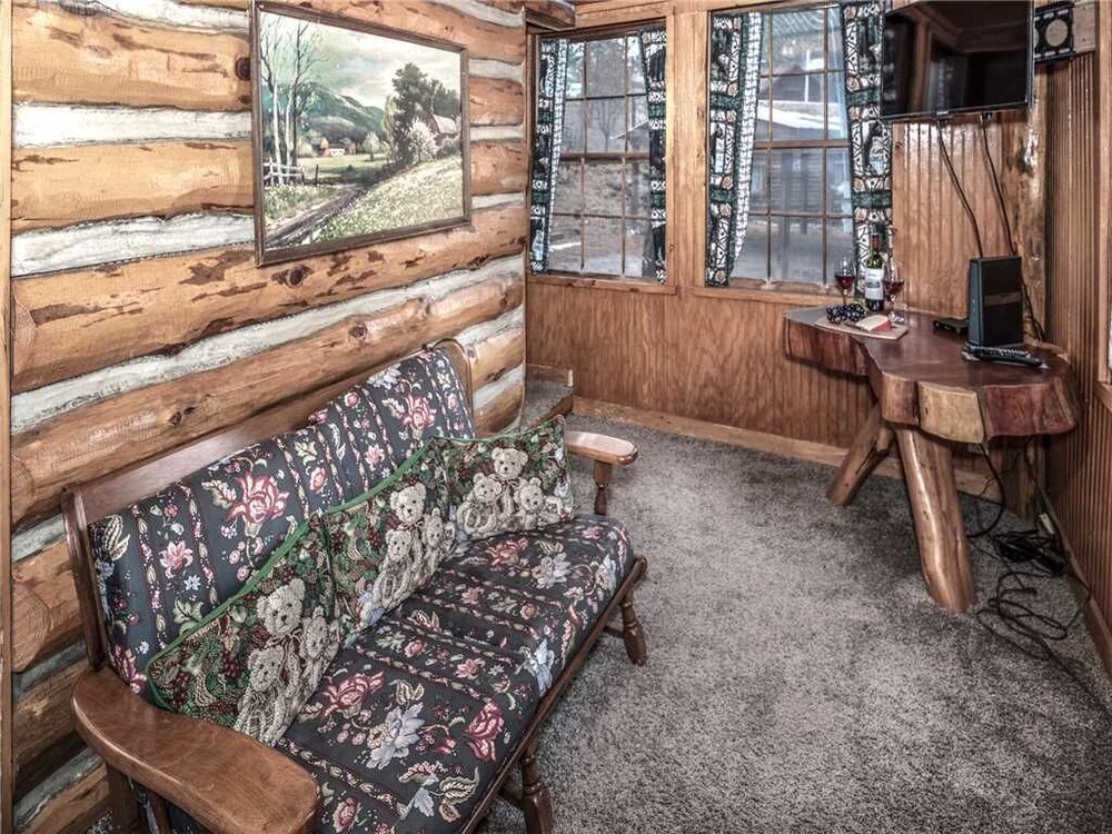 Bear Den 3 Bedrooms Front Porch Midtown Sleeps 7 - photo 4