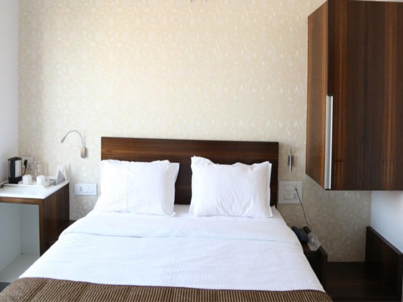 Sri Sri Executive Lodging — hotel near Kolhapur Airport