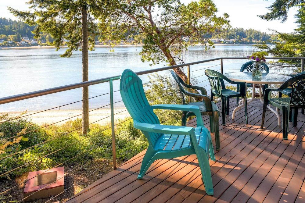 Waterfront Bainbridge Island Home Stunning Views — 4-Star Luxury Hotel in Bainbridge Island, United States