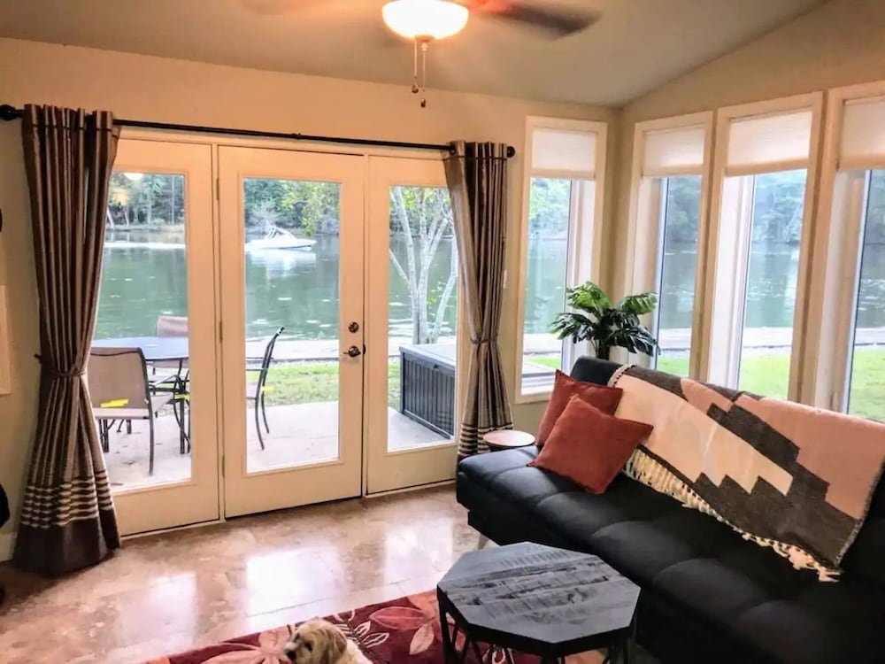 Spacious Lakeside Country Getaway in Hot Springs, United States