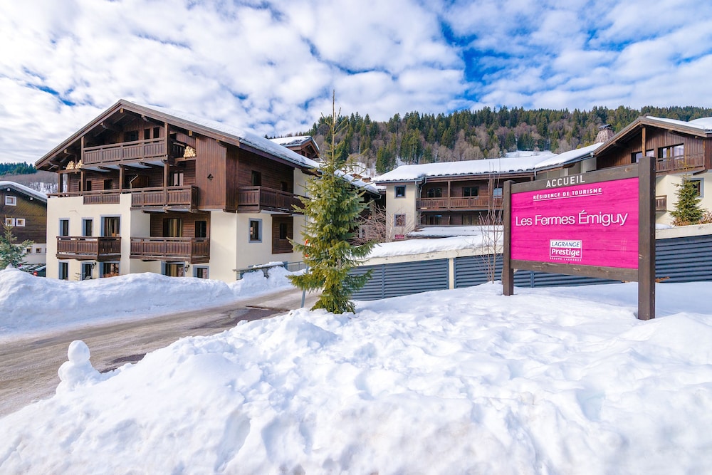 Résidence Lagrange Vacances Les Fermes Emiguy — 4-Star Luxury Hotel in Les Gets, France