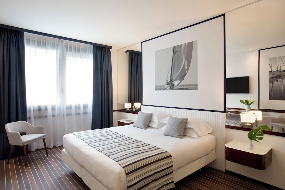 Starhotels President — 4-Star Luxury Hotel in Genoa, Italy