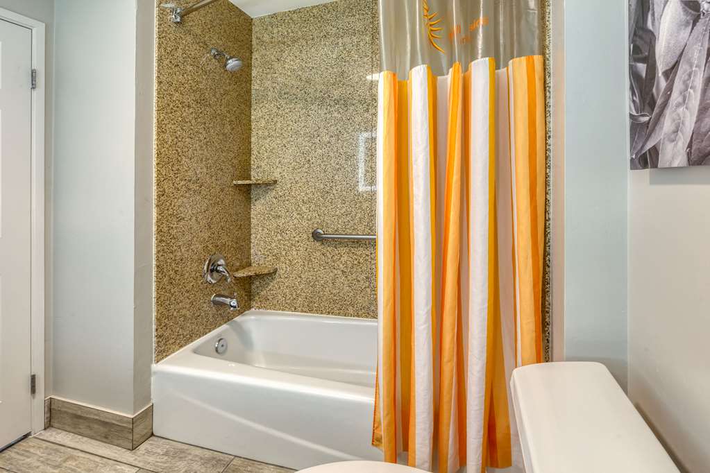 La Quinta Inn & Suites by Wyndham Visalia Sequoia Gateway - photo 32