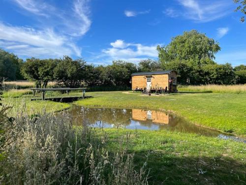 Mountbatten Shepherds hut & Buckhurst Shepherds hut — 4-Star Luxury Hotel in Ashford, United Kingdom