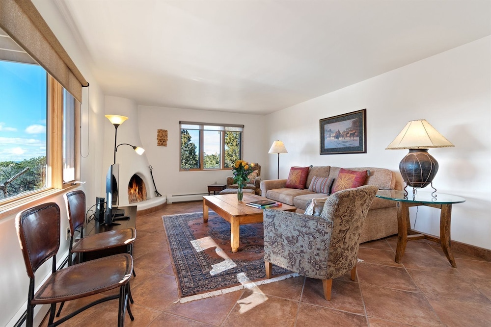 Sunset Vista Spectacular Mountain Views Light filled Family Home — 4-Star Luxury Hotel in Santa Fe, United States
