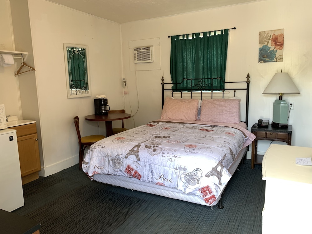 Phillips Historic Motel & Cottages - photo 42