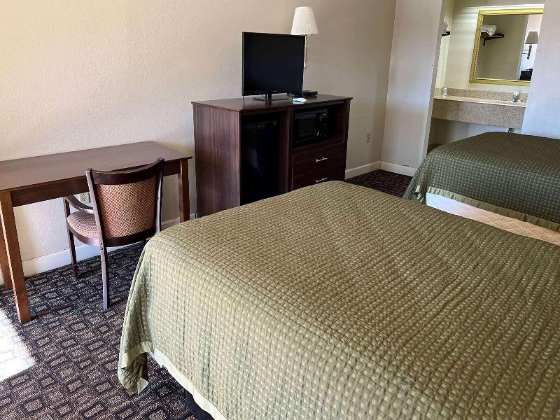 Days Inn & Suites by Wyndham Brewton - photo 17