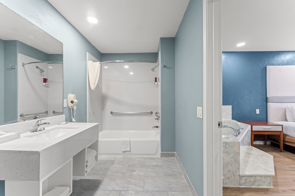 Executive Inn & Suites Magnolia - photo 18