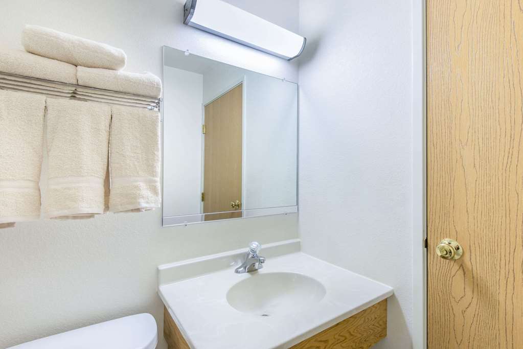 Super 8 by Wyndham West Middlesex Sharon Area - photo 7