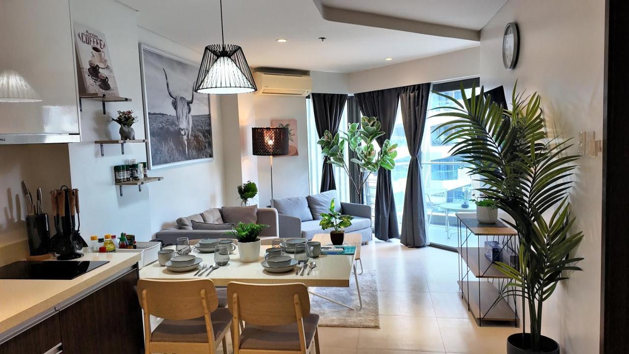 Dominiks spacious classic family VIP 1 Bedroom Tambuli Balcony Pool Beach — 4-Star Luxury Hotel in Lapu-Lapu City, Philippines