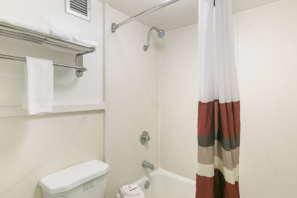 Red Roof Inn Forsyth - photo 17