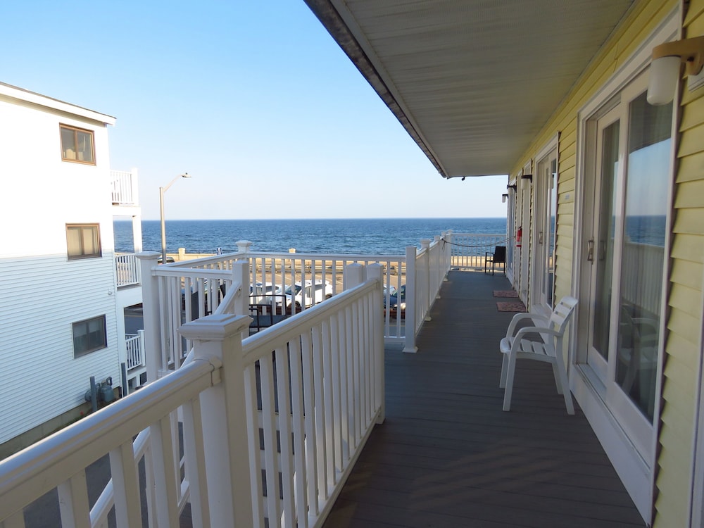 Breakers by the Sea - photo 69