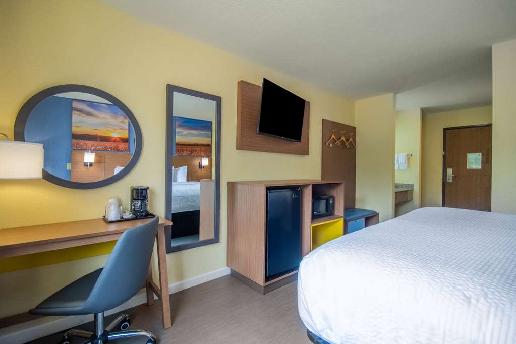 Days Inn by Wyndham Evansdale Waterloo - photo 16